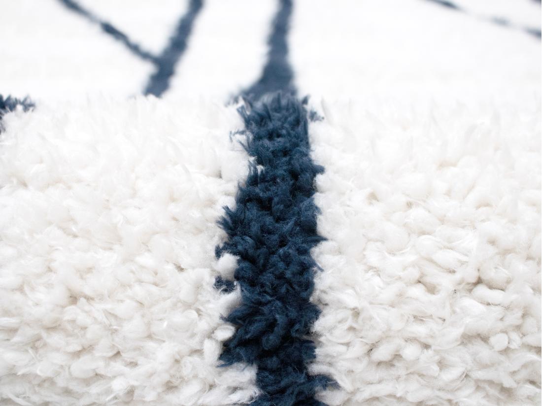 Vente Unique Tapis Shaggy Berbère Lignes Asymétriques - 160 X 230 Cm - Blanc Et Bleu Nuit - BARDIO