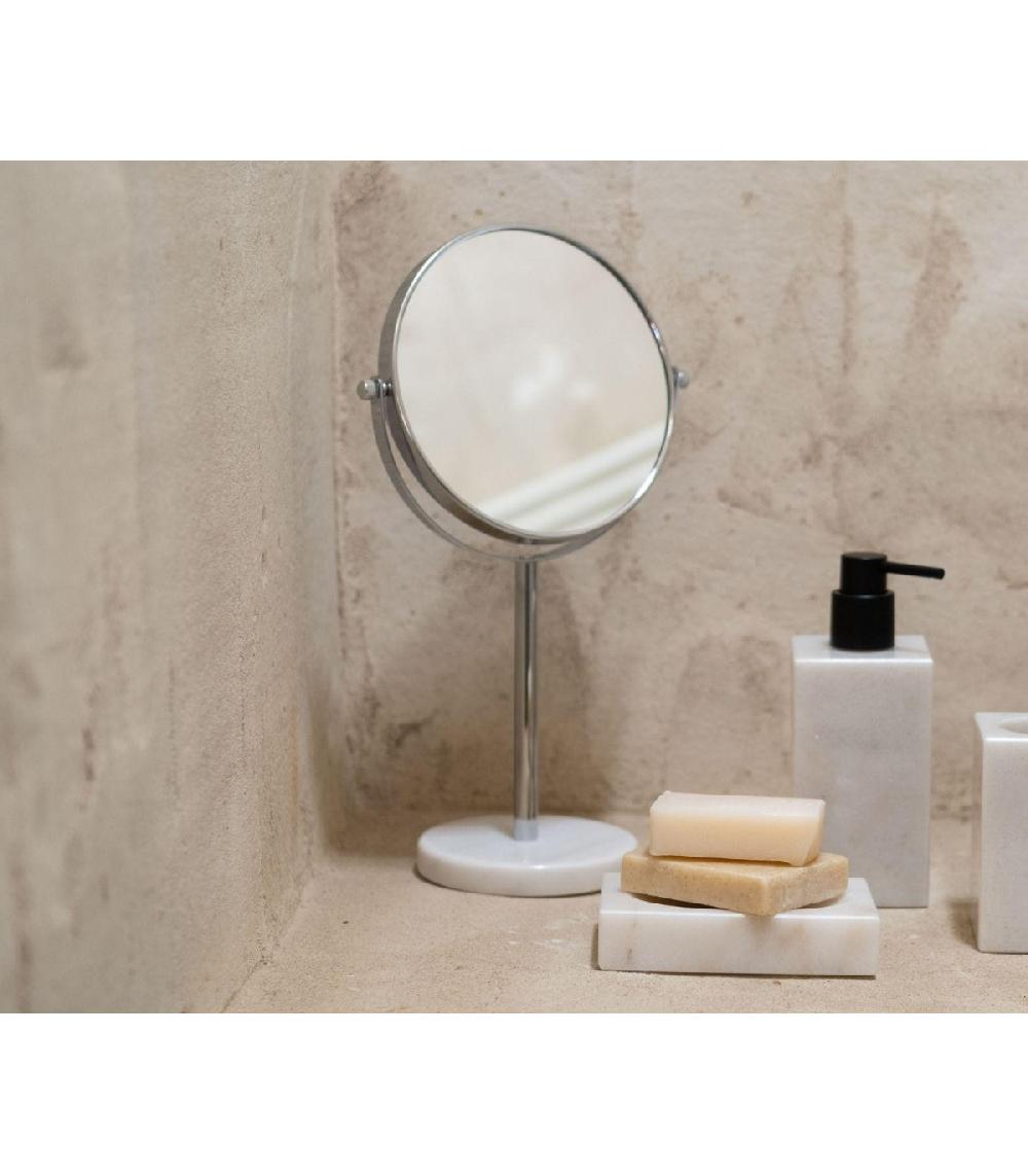 Wadiga Miroir Grossissant X5 En Métal Chromé Et Base Ronde En Marbre Blanc