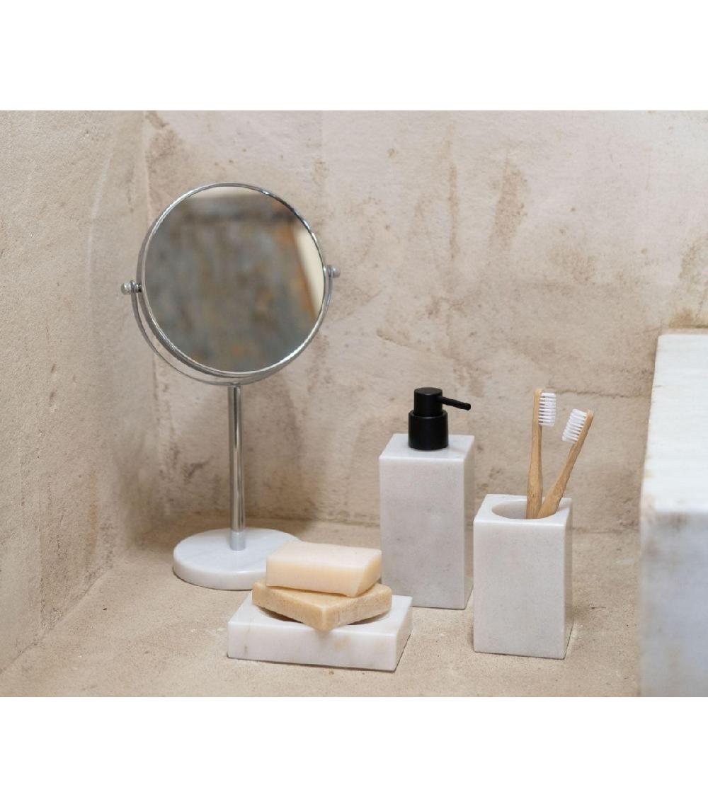 Wadiga Miroir Grossissant X5 En Métal Chromé Et Base Ronde En Marbre Blanc