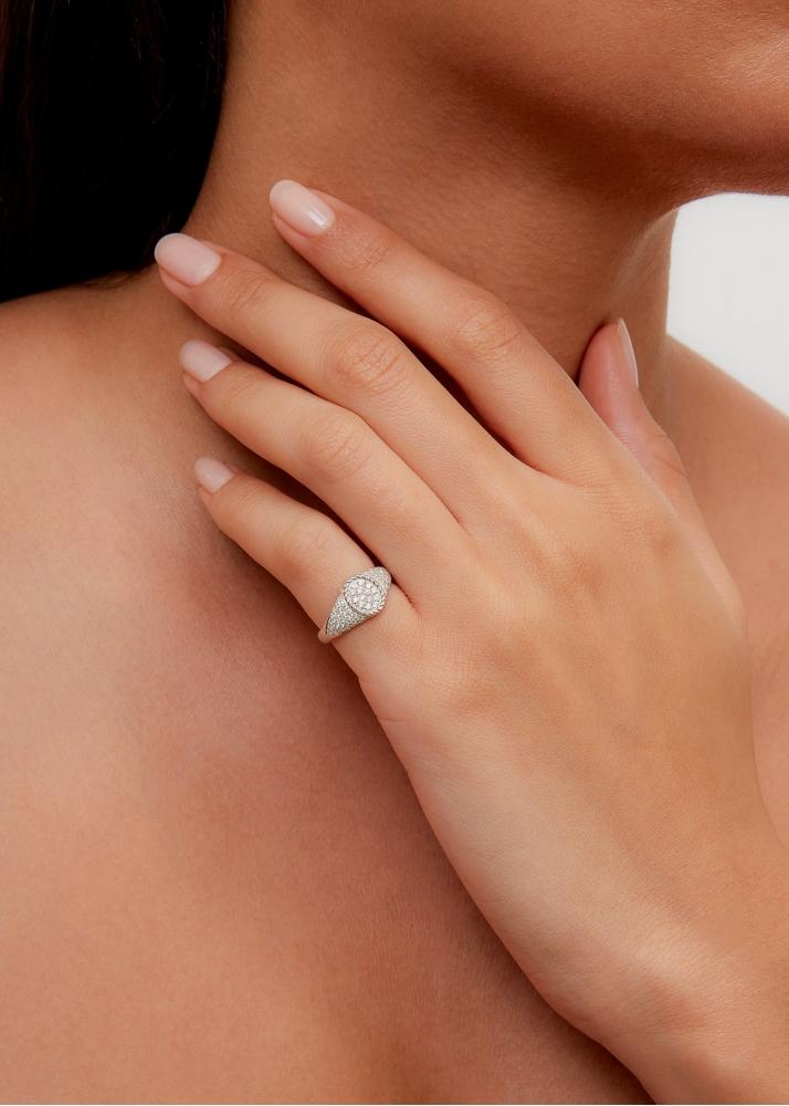 Yvonne Léon Baby Chevalière Ovale Full Diamants Or Blanc