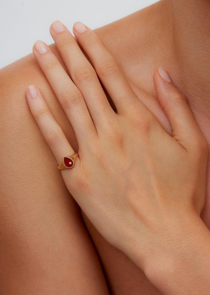 Yvonne Léon Baby Chevalière Poire Agate Rouge Or Jaune