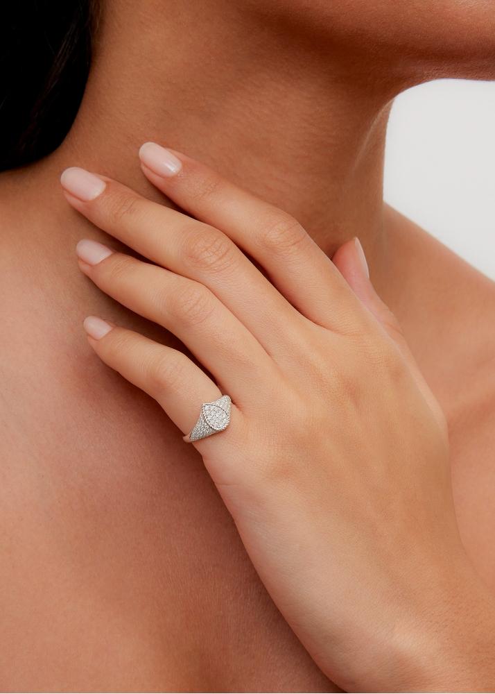 Yvonne Léon Baby Chevalière Poire Full Diamants Or Blanc