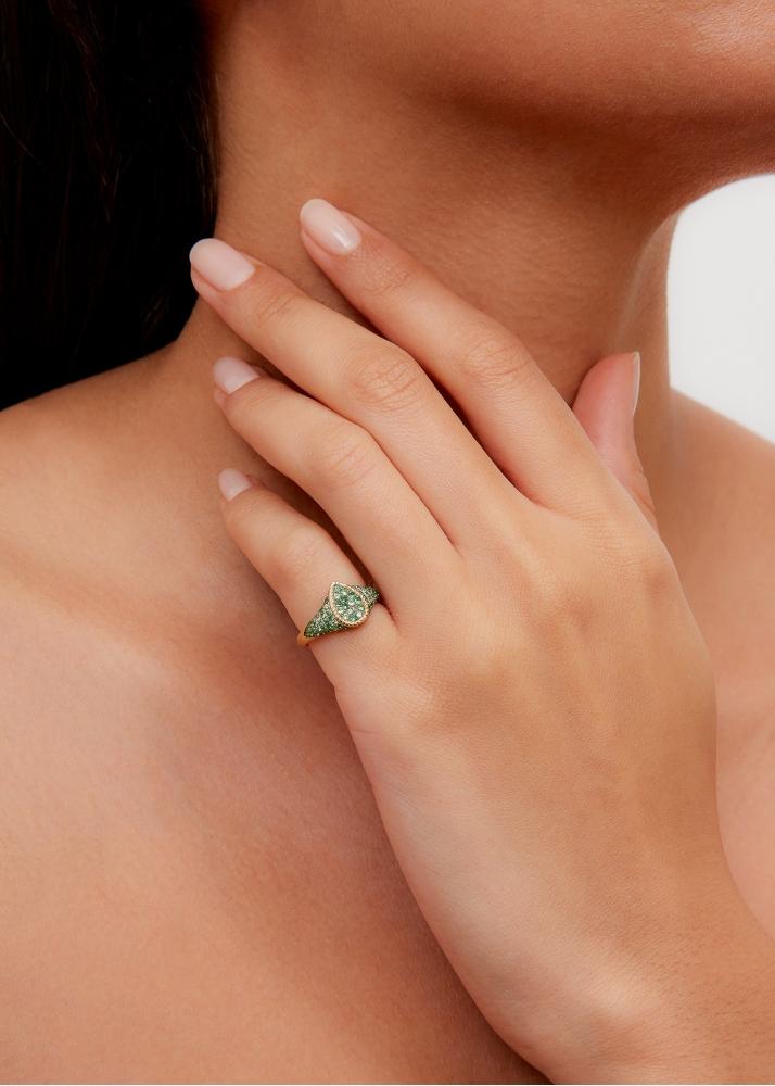 Yvonne Léon Baby Chevalière Poire Tsavorites Or Jaune