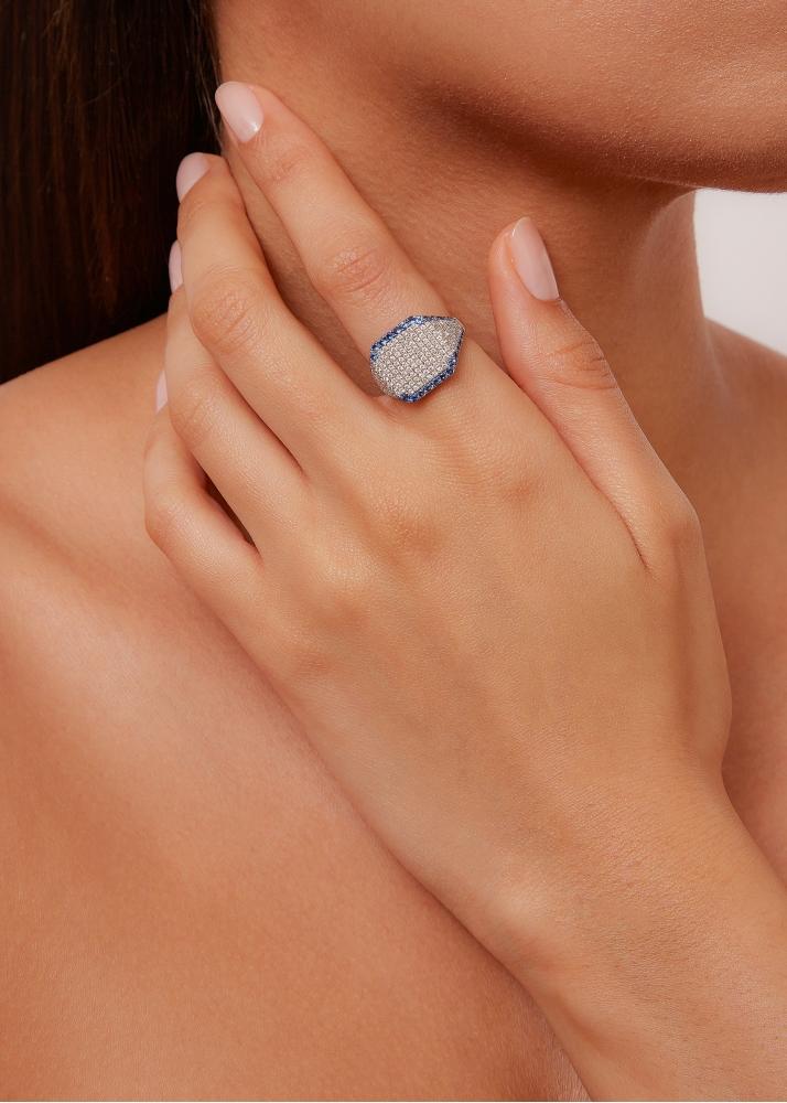 Yvonne Léon Chevalière Princesse Diamants Saphirs Bleus Or Jaune