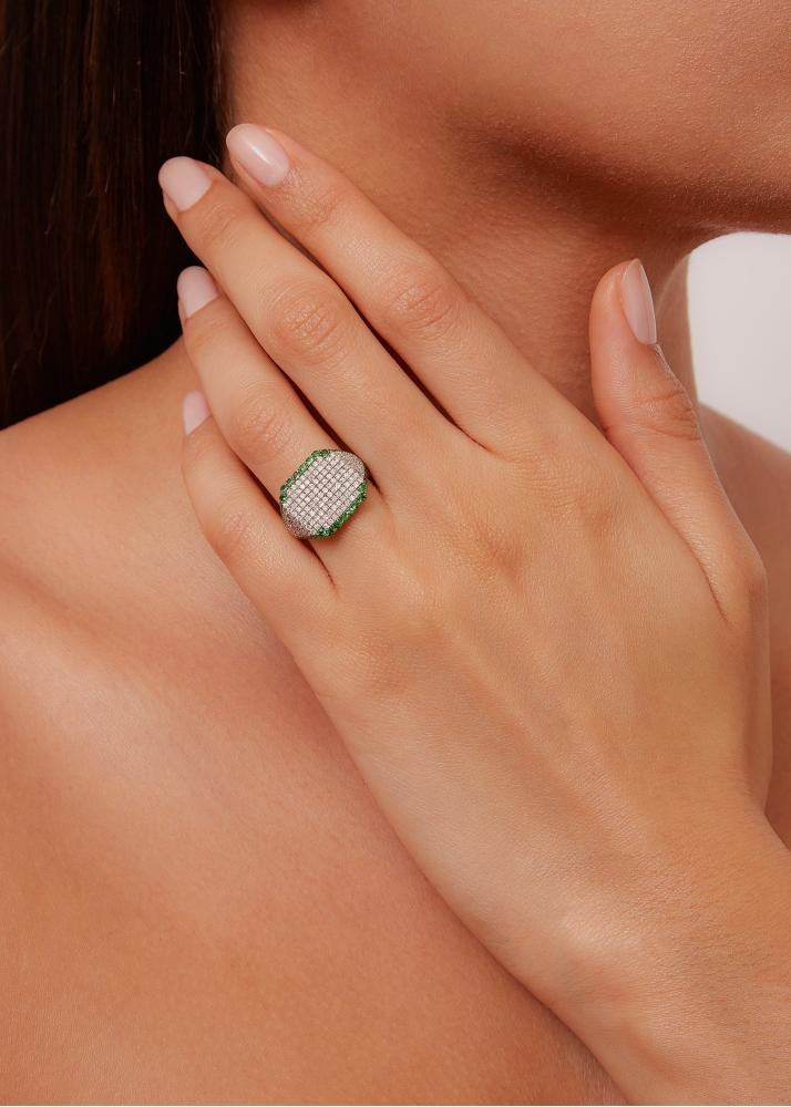 Yvonne Léon Chevalière Princesse Diamants Tsavorites Or Jaune