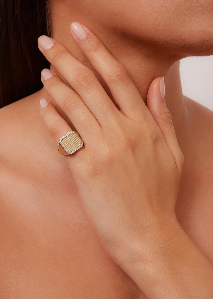 Yvonne Léon Chevalière Princesse Rayures Diamants Or Jaune