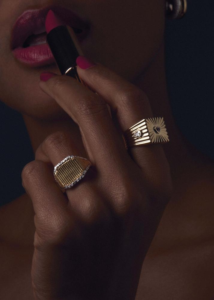 Yvonne Léon Chevalière Princesse Rayures Diamants Or Jaune