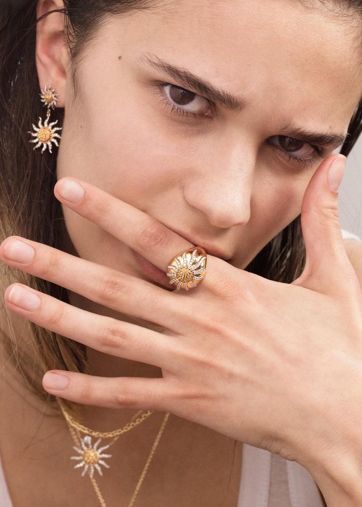 Yvonne Léon Paire De Boucles D'oreille Longues Soleil 2 Ors