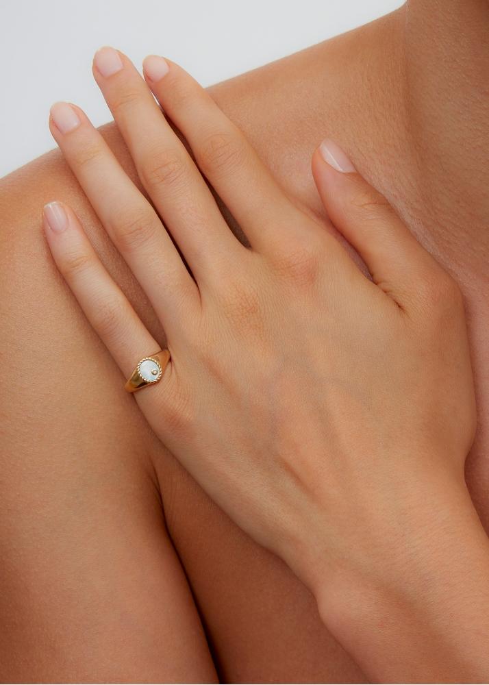 Yvonne Léon Baby Chevalière Ovale Nacre Or Jaune