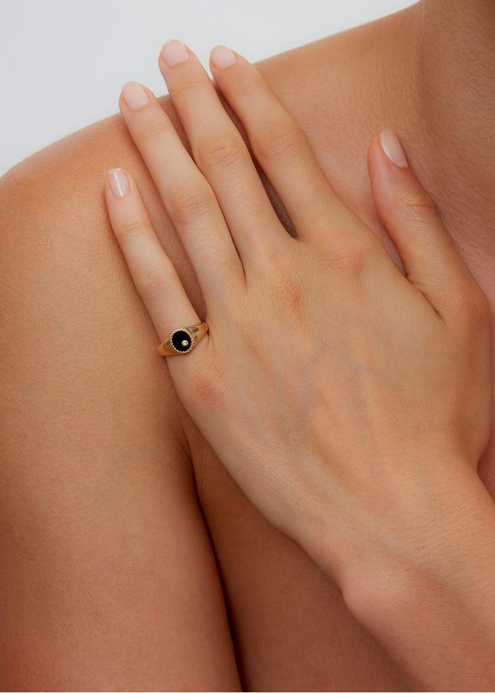 Yvonne Léon Baby Chevalière Ovale Onyx Or Jaune