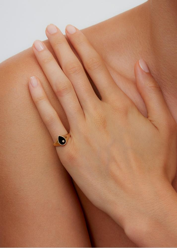 Yvonne Léon Baby Chevalière Poire Onyx Or Jaune