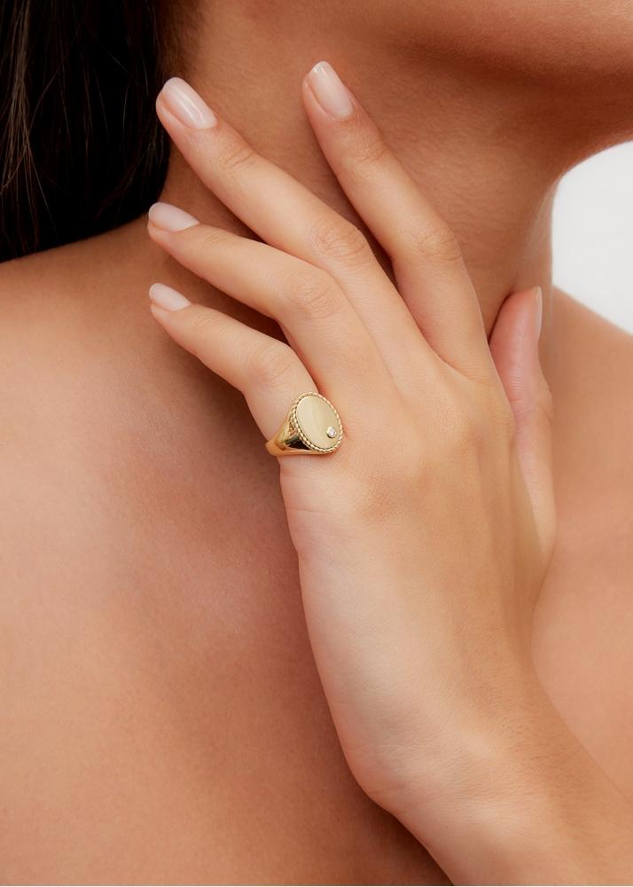 Yvonne Léon Chevalière Ovale Gold Or Jaune