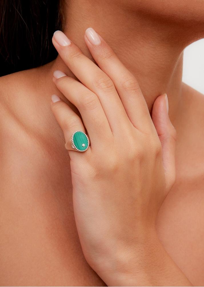 Yvonne Léon Chevalière Ovale Malachite Or Blanc