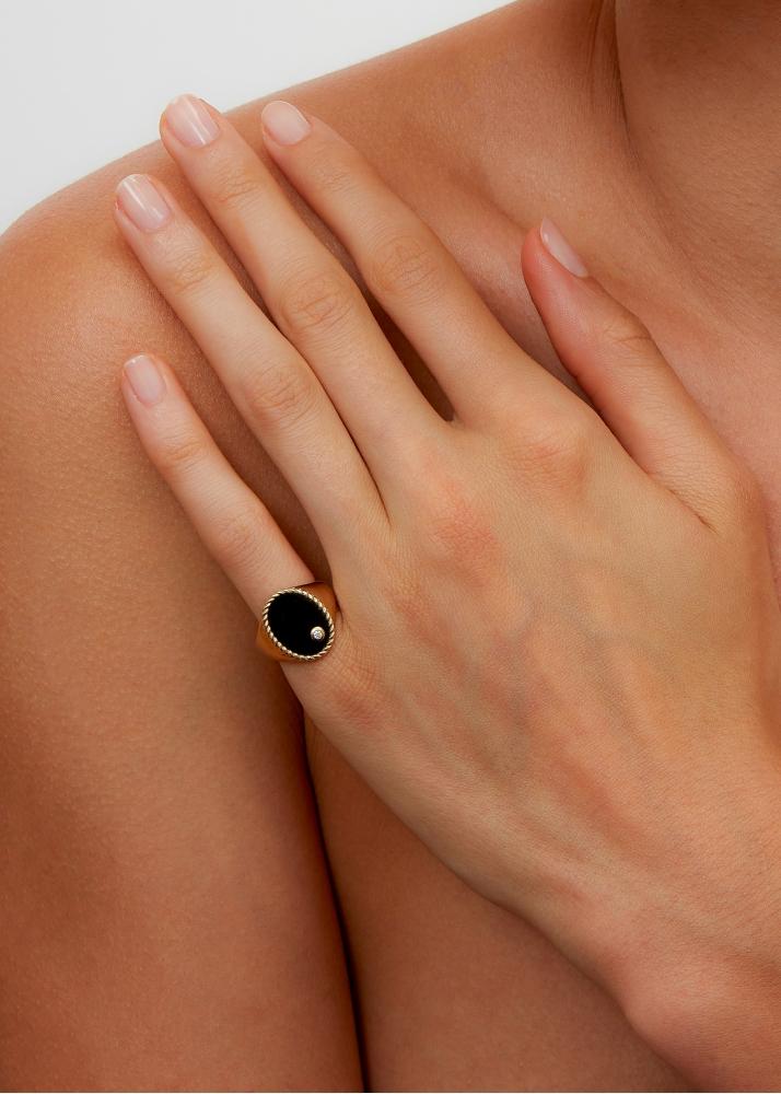 Yvonne Léon Chevalière Ovale Onyx Or Jaune
